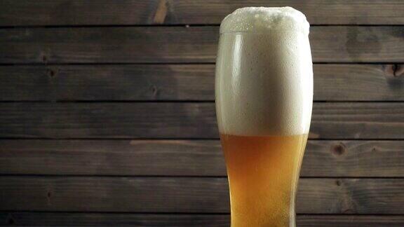 啤酒倒在玻璃上的木材背景慢动作