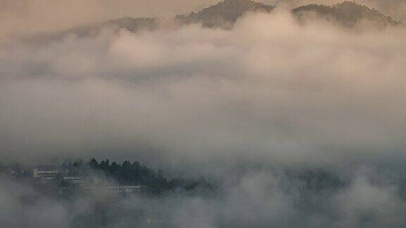 日出在山景和移动的雾4k(超高清)延时