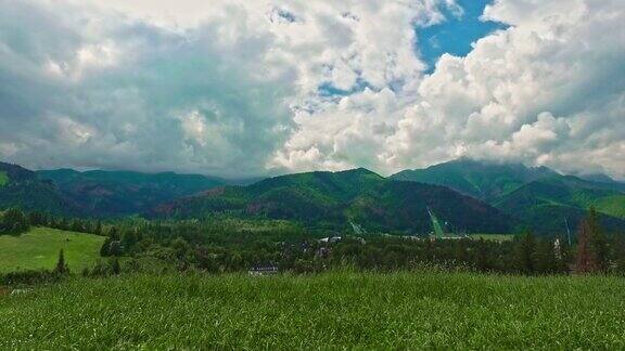 夏天多云的天波兰扎科帕内的吉瓦恩山和跳台滑雪