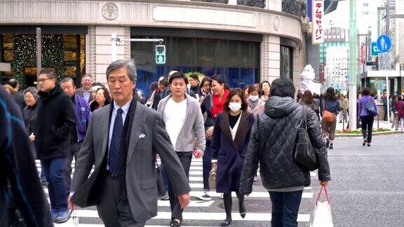 日本东京银座的拥挤人群