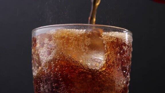 一杯可乐将可乐倒入加冰的玻璃杯中往杯子里装满可乐