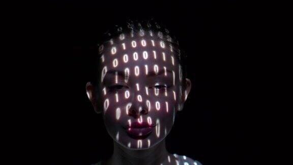 二进制数据投射在一个女人的脸上