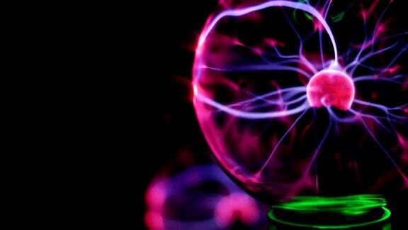 近景等离子球与移动的能量射线内部在黑色背景
