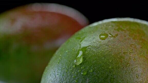 一滴从芒果上滑下来的水滴