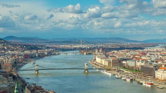 多瑙河和链条桥构成了布达佩斯的城市景观