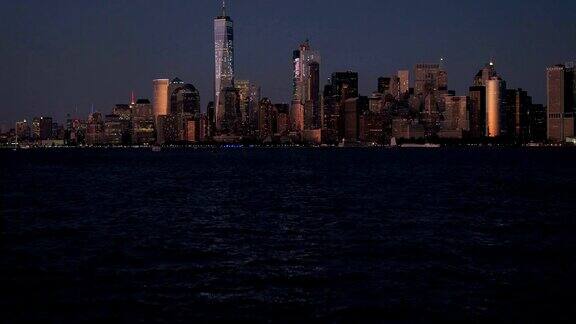 航拍:夜晚曼哈顿下城金融区的被灯光照亮