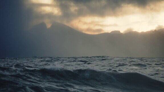 从小船上看汹涌的大海开放的海洋的波浪