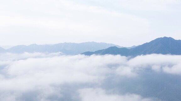 航拍山脈和雲海