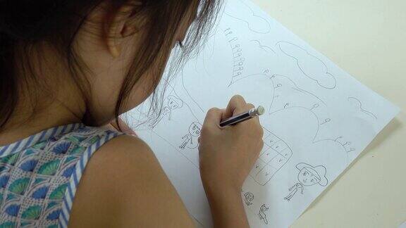 亚洲小女孩用铅笔画画
