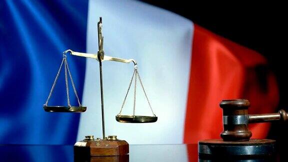 平衡和小木槌与法国国旗