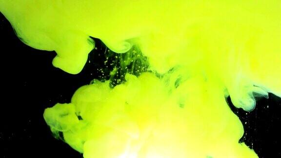 黄绿色的墨水滴在水里