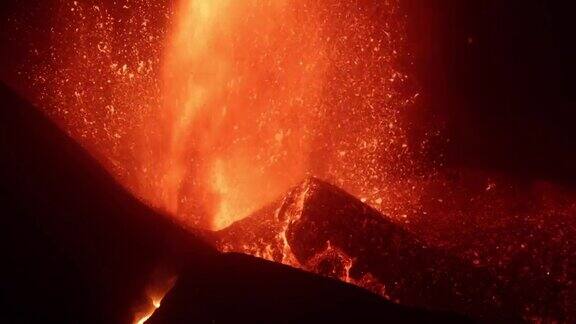 夜间爆发的火山熔岩喷发