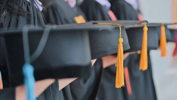 毕业典礼那天毕业生们在大学里抛帽子