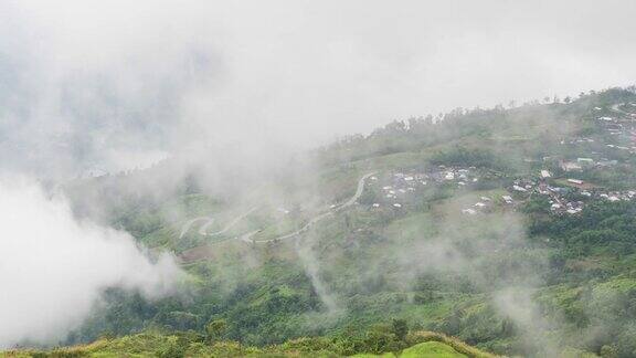 热带山脉和村庄上空的雾时间流逝的视频