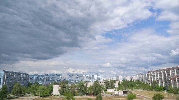 云在城市住宅区多层建筑上的移动间隔拍摄