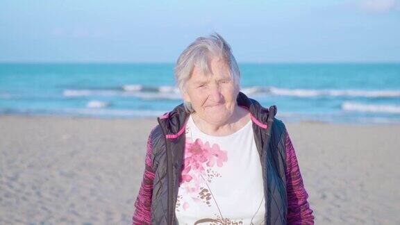 一位年长的女士站在Chioggia海滩上面带灿烂的微笑