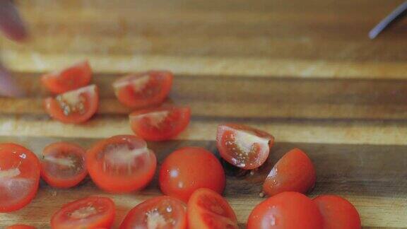用木板手切樱桃番茄