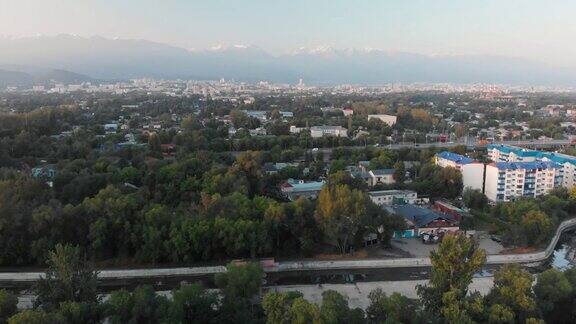 鸟瞰阿拉木图城市全景在日出哈萨克斯坦