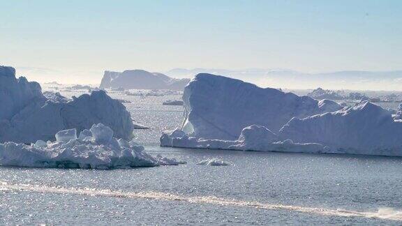 巨大的冰山漂浮在北冰洋格陵兰岛