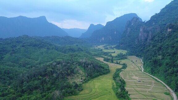 从空中俯瞰老挝万荣镇周围的风景