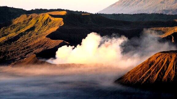 印度尼西亚东爪哇的布罗莫腾格塞莫国家公园的布罗莫火山火山口
