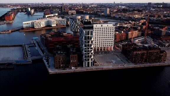 哥本哈根城市景观:海边的现代建筑