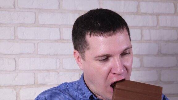 男人吃牛奶巧克力特写