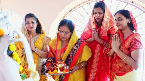一群印度妇女在寺庙祈祷