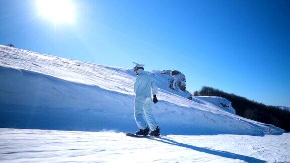 滑雪坡上的滑雪板