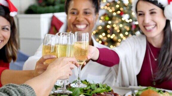 女性朋友会在圣诞晚宴上喝香槟