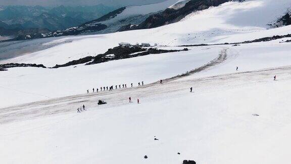 一群人沿着路爬上厄尔布鲁斯雪山