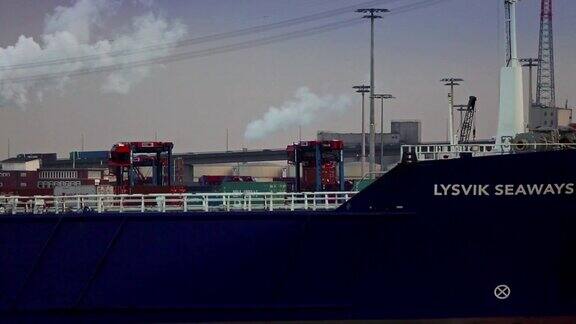 集装箱船在汉堡港和易北河