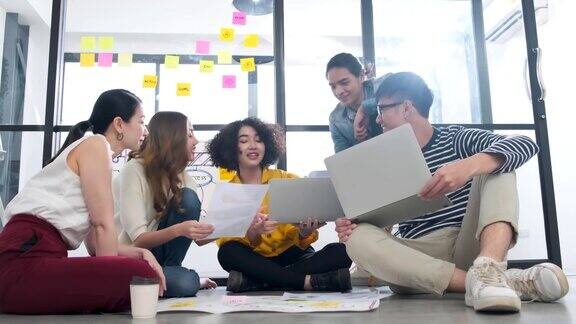 4kuhd亚洲青年创意快乐人企业家商务会议优秀的领导力和团队合作通向成功