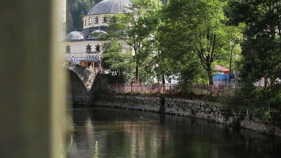 乌松果尔(长湖)和乌松果尔清真寺Uzungol位于黑海地区Trabzon省的Caykara地区土耳其特拉布宗11122018