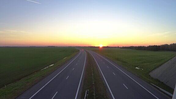 乡村道路上的车流