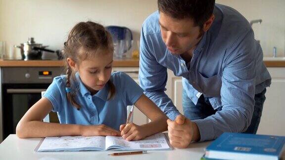 父亲在家里帮助女儿做作业