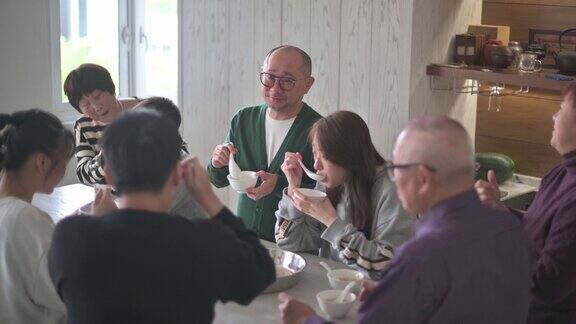 中国的多代同堂家庭在冬至期间享用汤圆