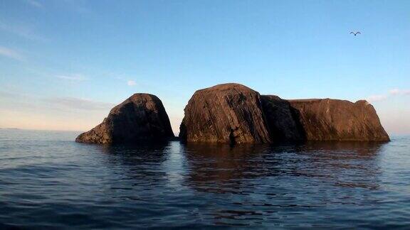 新地球上北冰洋水面上的岩石