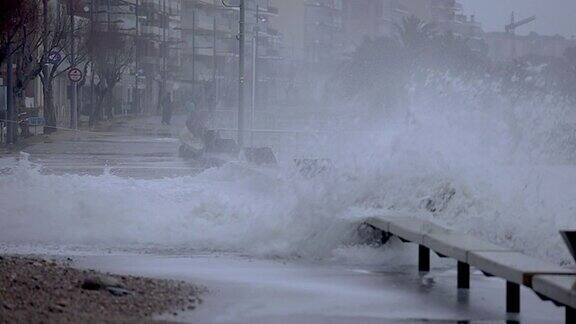 一股大浪袭击了西班牙布拉瓦海岸的圣安东尼德卡隆日村