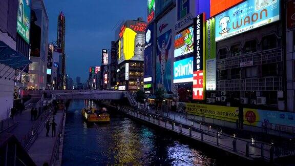 日本大阪南波区街道上的行人和夜间照明