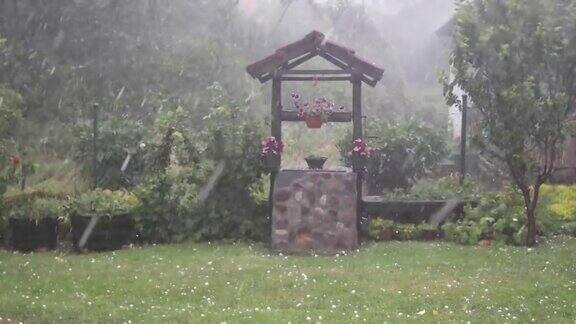 村子里刮起了可怕的暴风雨