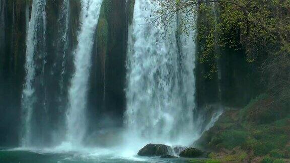大自然中美丽的瀑布