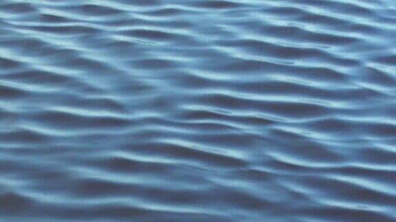 无限的水波背景在湖中移动蓝色灰色到黑色自然的单色纹理镜头