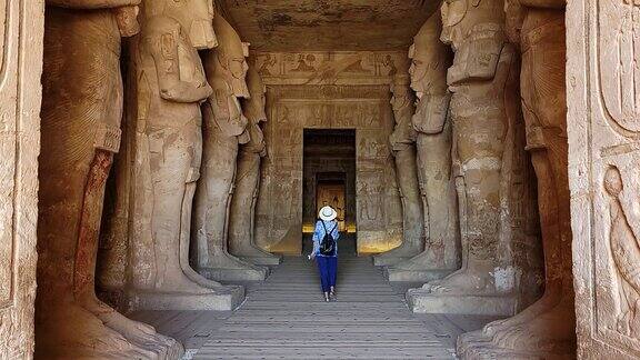 阿斯旺(埃及):法老拉美西斯二世的阿布辛贝神庙位于埃及南部的努比亚靠近纳赛尔湖