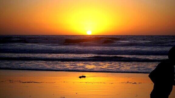 夕阳西下沙滩上奔跑的男人