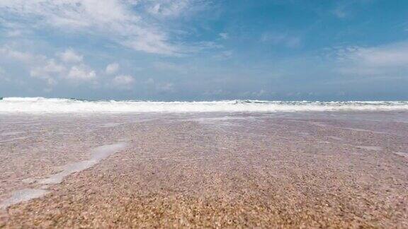 海浪冲击着摄像机