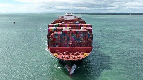 运输国际货物的数千集装箱船