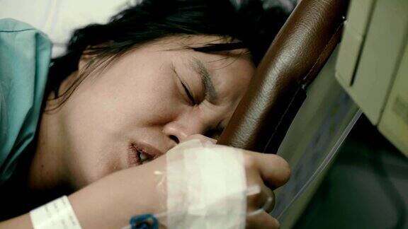 CU:分娩前躺在医院病床上的孕妇
