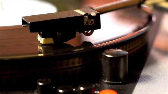 黑胶唱片在pleer上从旧唱机里播放一首歌