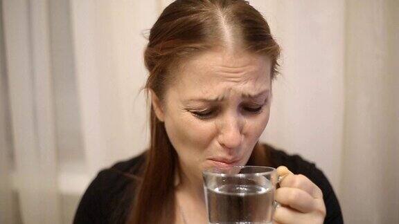 女人吃着药喝着水
